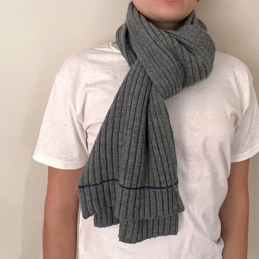 Gap gray scarf